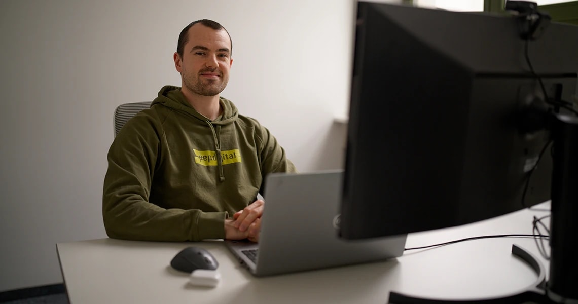 Mitarbeiter Nico bei der Arbeit